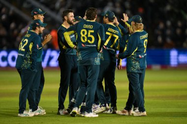 Avustralyalı Matthew Short, İngiltere 'nin İkinci Vitality IT20 Serisi sırasında İngiltere' nin Sophia Gardens Cricket Ground, Cardiff, İngiltere 'de oynadığı 13 Eylül 202' de İngiltere 'nin Phil Salt kalesini kutluyor.