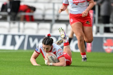 St. Helens 'ten Leah Burke, 13 Eylül 2024' te St Helens Kadınlar Barrow Raiders 'a karşı oynanan Betfred Kadınlar Süper Ligi karşılaşmasında 48-0 St. Helens' e çıkmaya çalışıyor.