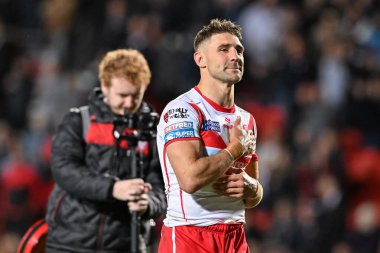 St. Helens 'ten Tommy Makinson, 13 Eylül 2024' te St Helens - Castleford Tigers maçında tam zamanlı sonucu kutluyor.