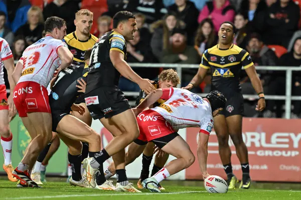 St. Helens takımından Jonny Lomax, Betfred Süper Lig 26. Raundda St Helens - Castleford Tigers maçında 18-4 St Helens maçına çıkıyor. Tam Wicked Stadyumu, St Helens, Birleşik Krallık, 13 Eylül 2024