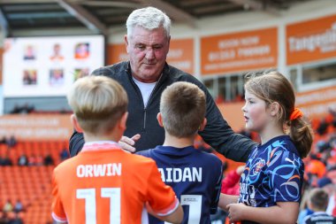 Steve Bruce, Blackpool 'un baş antrenörü ve genç taraftarları ile birlikte 14 Eylül 2024' te Bloomfield Road, Blackpool, İngiltere 'de oynanan Blackpool-Exeter maçında