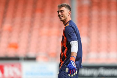 Blackpool 'dan Harry Tyrer, Blackpool, İngiltere' deki Bloomfield Road, Blackpool 'da oynanan Sky Bet 1 maçı öncesinde ısınma turunda...