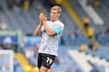 Burnley 'den Zian Flemming, 14 Eylül 2024' te Leeds Road, İngiltere 'de oynanan Sky Bet Şampiyonası karşılaşması öncesinde taraftarlarını alkışlıyor.