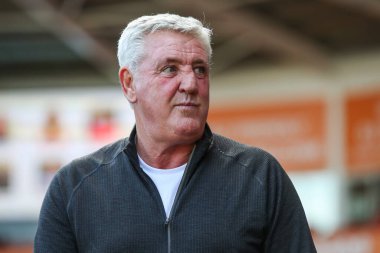 Steve Bruce, Blackpool 'un Sky Bet Ligi 1 maçındaki baş antrenörü Blackpool - Exeter City maçı sırasında, Bloomfield Road, Blackpool, İngiltere, 14 Eylül 2024