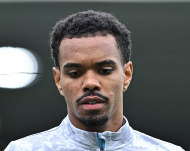 Burnley 'den Lucas Pires, 14 Eylül 2024' te İngiltere, Leeds Road 'da Leeds United ile Burnley arasındaki Sky Bet Şampiyonası karşılaşması öncesinde ısınıyor.