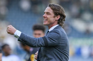 Burnley 'nin Scott Parker teknik direktörü, Leeds United' ın 14 Eylül 2024 'te Elland Road, Leeds, İngiltere' de oynadığı Sky Bet Şampiyonası maçında tam zamanlı sonucu kutluyor.