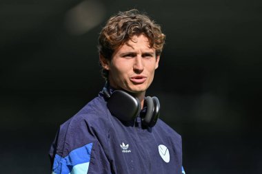 Leeds United takımından Brenden Aaronson, Leeds Road, İngiltere 'de 14 Eylül 2024' te oynanan Sky Bet Şampiyonası karşılaşması öncesinde sahada Leeds United ile Burnley maçını teftiş ediyor.