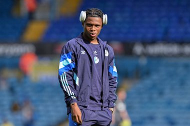 Leeds United takımından Largie Ramazani, 14 Eylül 2024 'te Leeds Road, Leeds, İngiltere' de oynanan Sky Bet Şampiyonası karşılaşması öncesinde sahada inceleme yapıyor.