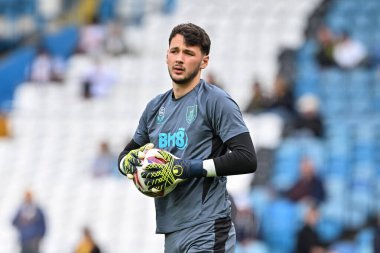 Burnley 'den James Trafford, 14 Eylül 2024' te İngiltere, Leeds Road 'da Leeds United ile Burnley arasındaki Sky Bet Şampiyonası karşılaşması öncesinde ısınıyor.