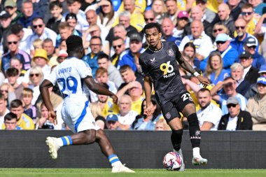 Burnley 'den Lucas Pires 14 Eylül 2024' te İngiltere 'nin Leeds Road kentinde oynanan Sky Bet Şampiyonası maçında topu ileri atıyor.