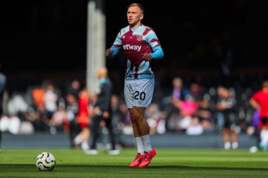 West Ham United takımından Jarrod Bowen, 14 Eylül 2024 'te Craven Cottage, Londra' da oynanan Premier League maçından önce ısınıyor.