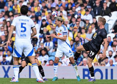 Leeds United takımından Ethan Ampadu 14 Eylül 2024 'te Leeds Road, Leeds, İngiltere' de oynanan Sky Bet Şampiyonası maçında topa liderlik ediyor.