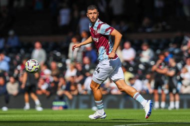 West Ham United takımından Guido Rodriguez, 14 Eylül 2024 'te Craven Cottage, Londra' da oynanan Premier League maçından önce ısınıyor.