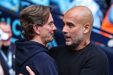 Brentford 'un Thomas Frank teknik direktörü Manchester City' nin Pep Guardiola teknik direktörü, Pep Guardiola, menajer Thomas Frank, Premier Lig maçında Manchester City - Brentford maçında İngiltere Etihad Stadyumu 'nda el sıkışıyor.