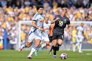 Leeds United takımından Pascal Struijk, 14 Eylül 2024 'te Leeds Road, İngiltere' de oynanan Sky Bet Şampiyonası maçında topu kovaladı.