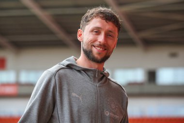 Blackpool takımından Matthew Pennington, Blackpool Road, Blackpool, İngiltere 'de oynanan Blackpool - Exeter City maçı öncesinde geldi.