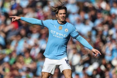 Manchester City 'den Jack Grealish 14 Eylül 2024' te Etihad Stadyumu 'nda Manchester City' nin Brentford 'a karşı oynadığı Premier League maçında takım talimatlarını veriyor.