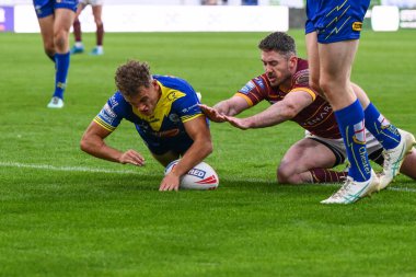 Warrington Wolves 'tan Cai Taylor-Wray, 14 Eylül 2024' te John Smith 'in Stadyumu' nda oynanan Betfred Süper Lig 26. Raundda Huddersfield Giants 'a karşı Warrington Wolves maçında topu gevşek bir topa fırlattı.