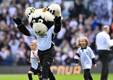 Derby County Maskotu, 14 Eylül 2024 'te İngiltere' nin Derby Park Stadyumu 'nda oynanan Derby County - Cardiff City maçında taraftarlarla birlikte.