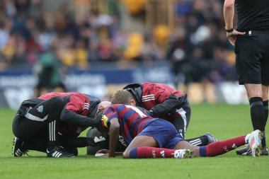 Newcastle United takımından Alexander Isak, 15 Eylül 2024 'te İngiltere' nin Molineux kentinde oynanan Premier League maçında Wolverhampton Wanderers - Newcastle United maçında başından yaralandı.