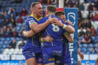 Warrington Wolves takımından James Harrison, 14 Eylül 2024 'te John Smith' in Stadyumu 'nda oynanan Betfred Süper Lig 26. Maçı' nda Huddersfield Giants ve Warrington Wolves maçında denemesini kutluyor.