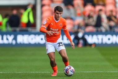 Blackpool 'dan Rob Apter, 14 Eylül 2024' te Bloomfield Road, Blackpool, İngiltere 'de oynanan Blackpool-Exeter maçında topu aldı.
