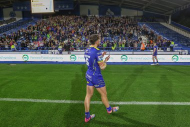 Warrington Wolves 'tan Matty Ashton, Betfred Süper Lig 26. Raundda John Smith Stadyumu' nda Huddersfield Giants 'a karşı Warrington Wolves maçında taraftarları alkışlıyor.