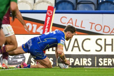 Warrington Wolves 'tan Matty Ashton, Betfred Süper Lig 26. Raundda John Smith Stadyumu' nda Huddersfield Giants 'a karşı Warrington Wolves maçında hat-trick denemesine gidiyor.