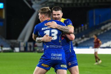 Warrington Wolves takımından John Bateman ve Matty Nicholson, 14 Eylül 2024 'te John Smith Stadyumu' nda oynanan ve Huddersfield Giants 'ın Warrington Wolves' a karşı oynadığı 26.