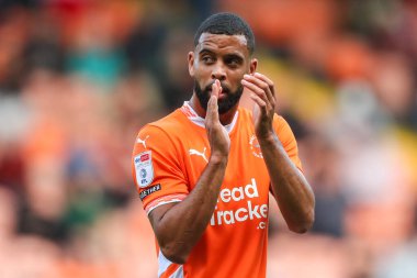 Blackpool 'dan CJ Hamilton, 14 Eylül 2024' te Bloomfield Road, Blackpool 'da oynanan Blackpool - Exeter City maçında ev sahibi taraftarları alkışlıyor.