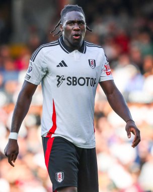 Fulham 'dan Calvin Bassey Premier Lig maçı sırasında Craven Cottage, Londra, İngiltere' de Fulham-West Ham United maçına bakıyor.