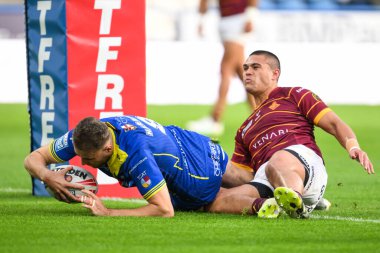 Warrington Wolves 'tan James Harrison Betfred Süper Lig 26. Raundda John Smith' in Stadyumu, Huddersfield, Birleşik Krallık 'ta oynanan Huddersfield Giants vs Warrington Wolves maçına gidiyor.