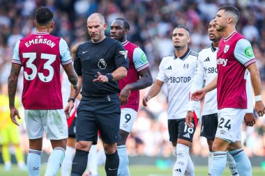 Hakem Tim Robinson, Premier Lig maçında talimatları veriyor Fulham - West Ham United - Craven Cottage, Londra, İngiltere, 14 Eylül 2024