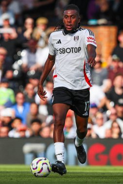 Fulham takımından Alex Iwobi 14 Eylül 2024 'te Craven Cottage, Londra' da oynanan Premier League maçında topla koşuyor.