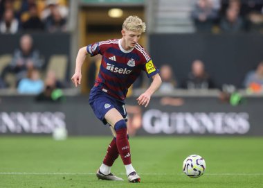Newcastle United takımından Anthony Gordon, 15 Eylül 2024 'te İngiltere' nin Molineux kentinde oynanan Premier League karşılaşmasında Wolverhampton Wanderers, Newcastle United 'a karşı.