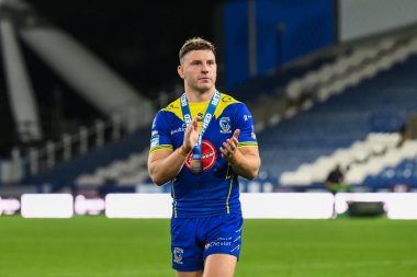 Warrington Wolves 'dan George Williams ve maçın adamı, 14 Eylül 2024' te John Smith 'in Stadyumu' nda oynanan Betfred Süper Lig 26. Raundunun sonunda seyircileri alkışlıyor.