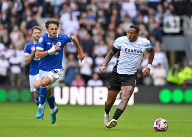 Nathaniel MENDEZ-LAING (Derby County), 14 Eylül 2024 'te İngiltere' nin Derby Park Stadyumu 'nda oynanan Gökyüzü İddia Şampiyonası maçında Perry Ng' den (Cardiff City) defansla topa saldırdı.