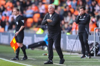 Blackpool 'un baş antrenörü Steve Bruce, 14 Eylül 2024' te Bloomfield Road, Blackpool 'da oynanan Blackpool-Exeter maçında tepki gösterdi.