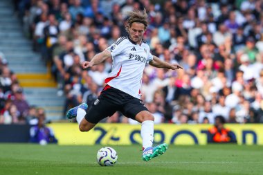 Fulham 'dan Joachim Andersen 14 Eylül 2024' te Craven Cottage, Londra 'da oynanan Premier League maçında topu çaprazlıyor.