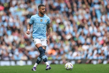 Manchester City 'den Kyle Walker Premier League maçında pas veriyor Manchester City ile Brentford arasında Etihad Stadyumu, Manchester, İngiltere, 14 Eylül 20244