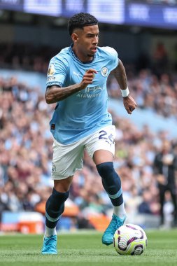 Manchester City 'den Savinho, Premier League maçında topu Manchester City ile Brentford' a karşı Etihad Stadyumu, Manchester, İngiltere 'de 14 Eylül 2024' te atıyor.