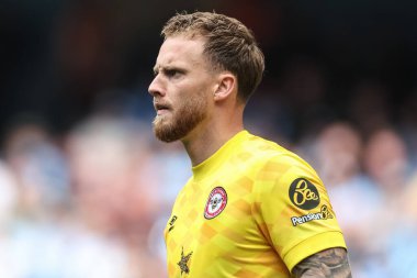 Brentford 'dan Mark Flekken Premier Lig maçı sırasında Manchester City, Etihad Stadyumu' nda Brentford 'a karşı, 14 Eylül 2024