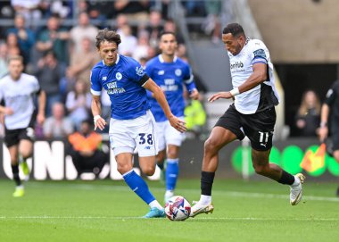 Nathaniel MENDEZ-LAING (Derby County), 14 Eylül 2024 'te İngiltere' nin Derby Park Stadyumu 'nda oynanan Gökyüzü İddia Şampiyonası maçında Perry Ng' den (Cardiff City) defansla topa saldırdı.