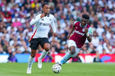 Fulham 'dan Kenny Tete, Premier League maçında West Ham United' tan Muhammed Kudus tarafından Craven Cottage, Londra, Birleşik Krallık 'ta 14 Eylül 2024' te oynanan maçta baskı altına alındı.