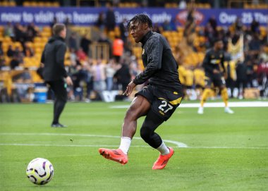 Wolverhampton Wanderers 'dan Jean-Ricner Bellegarde, 15 Eylül 2024' te İngiltere 'nin Molineux kentinde oynanan Premier League karşılaşması öncesinde ısınıyor.