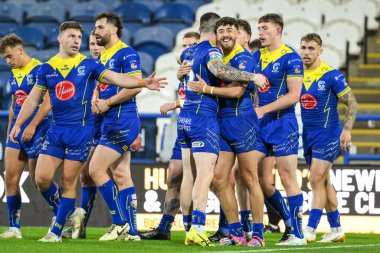Warrington Wolves 'tan Matty Ashton, Betfred Süper Lig 26. Raundda John Smith Stadyumu' nda Huddersfield Giants ve Warrington Wolves maçında yaptığı hat-trick denemesini kutluyor.