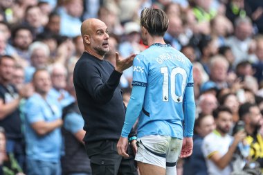Manchester City 'nin Pep Guardiola teknik direktörü Manchester City Premier Lig maçında Manchester City' nin Brentford 'a karşı 14 Eylül 2024' te Etihad Stadyumu 'nda Jack Grealish ile konuştu.