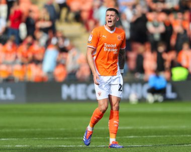 Blackpool 'dan Oliver Casey takım arkadaşlarına Sky Bet 1 maçı sırasında Bloomfield Road, Blackpool, Birleşik Krallık' ta Blackpool Exeter City maçında talimat veriyor.