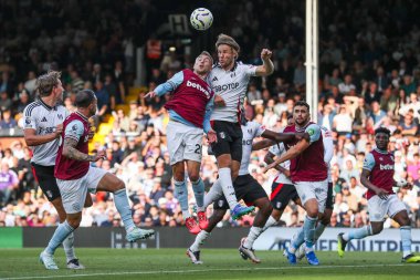 West Ham United 'tan Jarrod Bowen Premier League maçında Fulham-West Ham United ile Londra, Birleşik Krallık' ta 14 Eylül 2024 'te oynanan Craven Cottage maçında Fulham Andersen ile topa atladı.