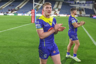 Warrington Wolves 'tan Matty Nicholson, Betfred Süper Lig 26. Maç sonrasında John Smith Stadyumu, Huddersfield, Birleşik Krallık' ta oynanan Huddersfield Giants vs Warrington Wolves maçında taraftarları alkışlıyor.
